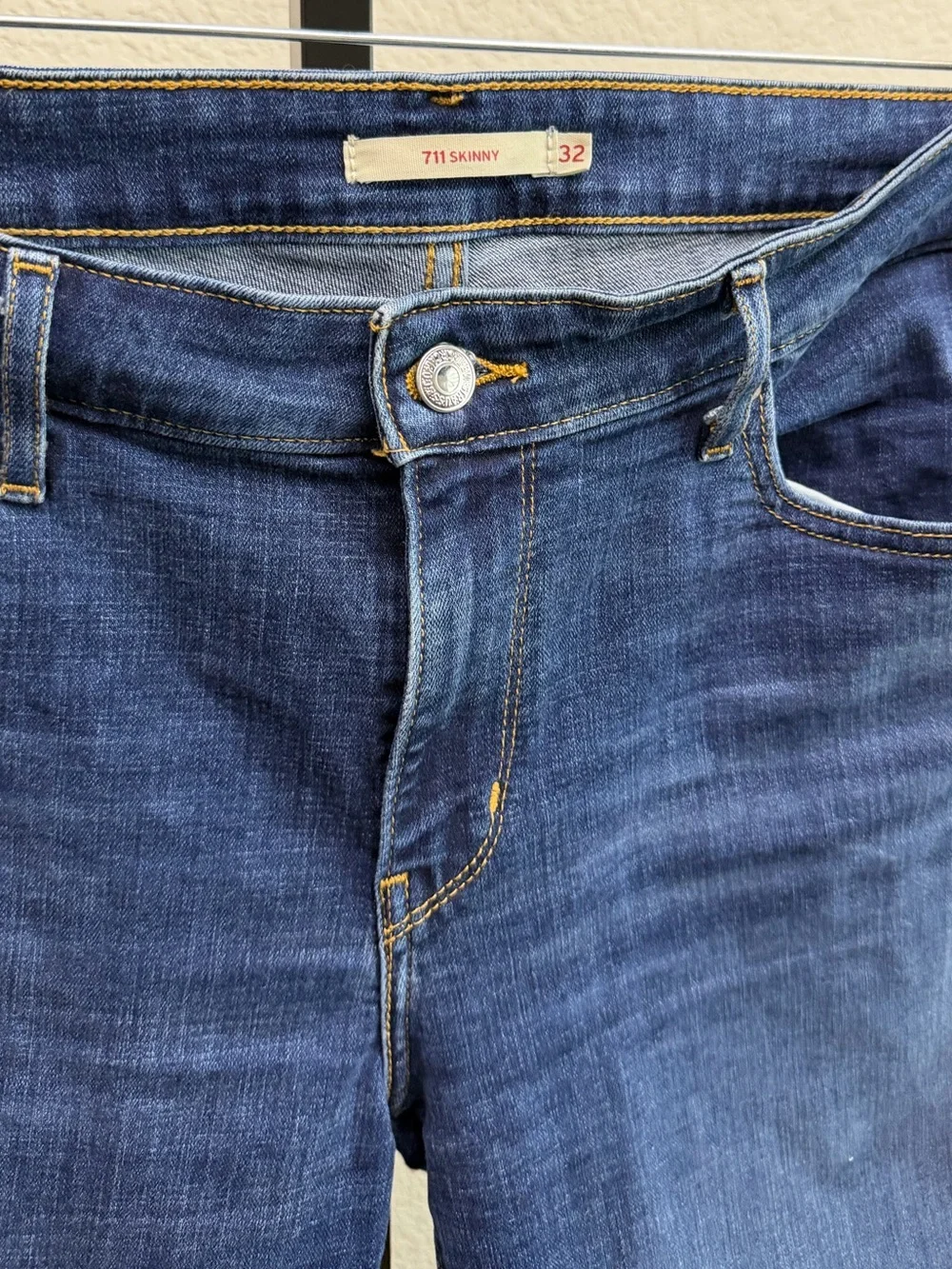 Levi’s Women’s 711 Classic Mid-Rise Women's Skinny Blue Jeans